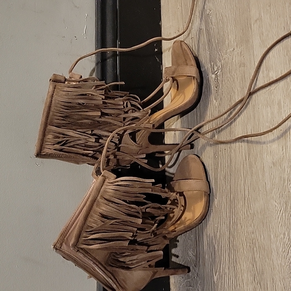 Heels - Picture 3 of 4